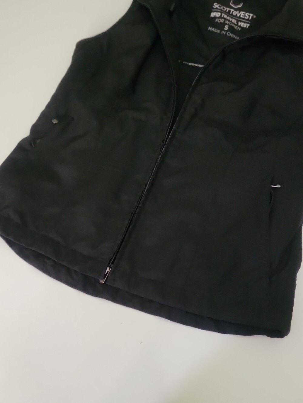 Scottevest Women's Black RFID Travel Vest - Sleek Zip Front - Picture 5 of 16